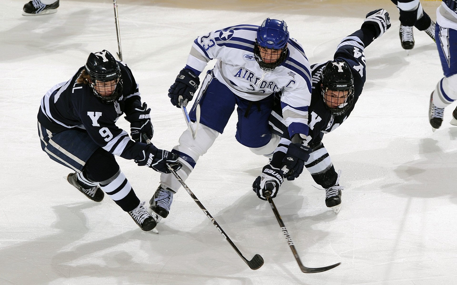 “英超争冠战日趋激烈，榜首球队压力山大”，英超争冠形势