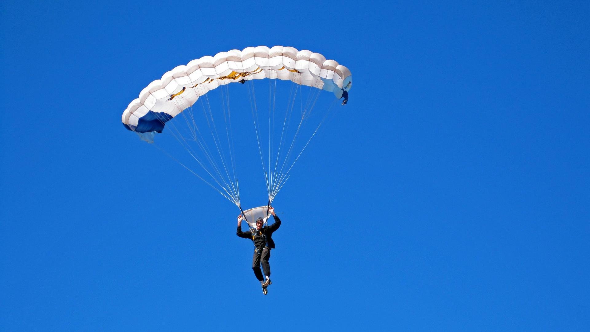 英雄联盟职业赛推行赛后数据复盘例会，lol比赛复盘主播有哪些